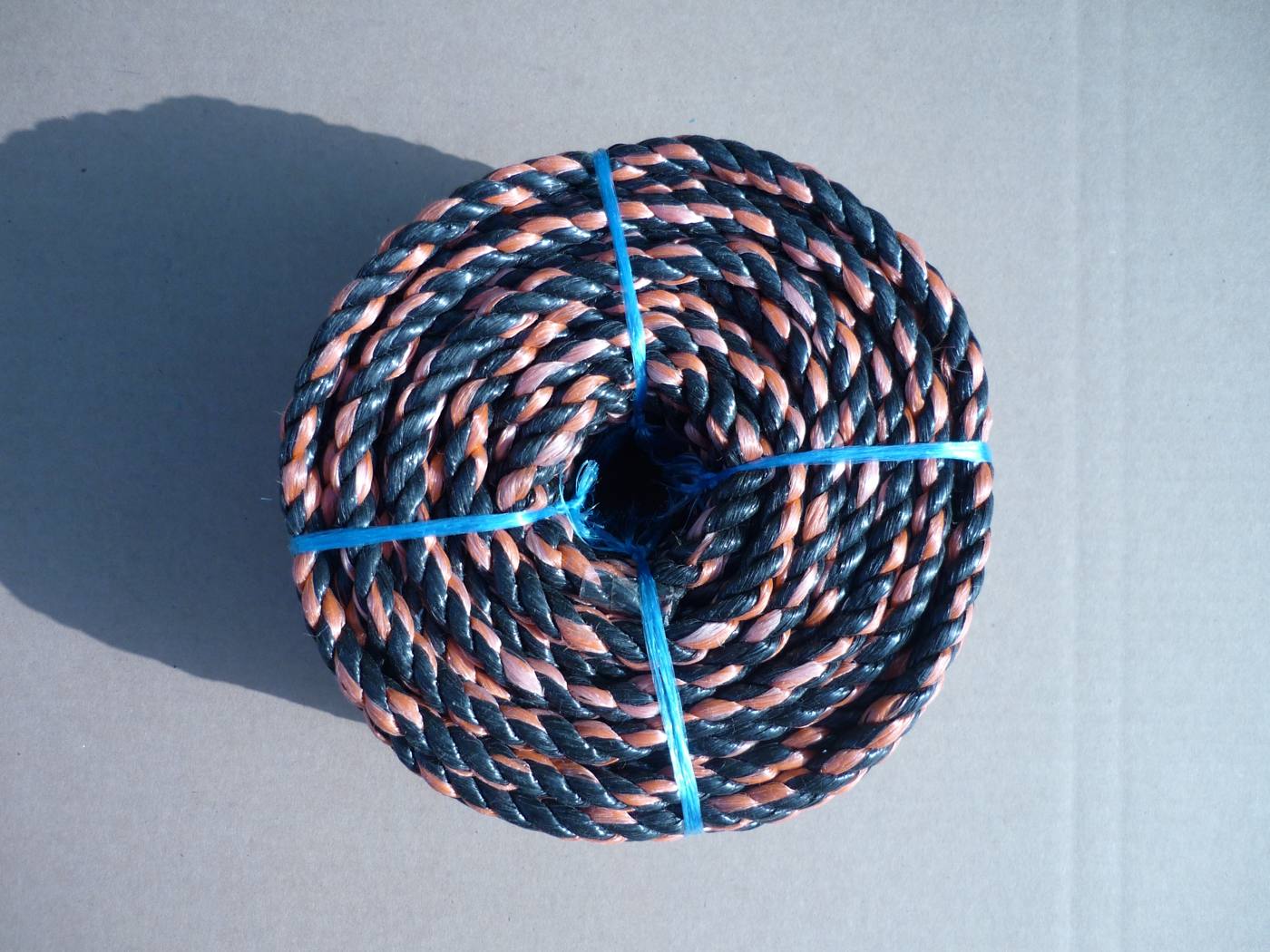Mixed-colour 3-strand twisted utility rope, orange and black coil